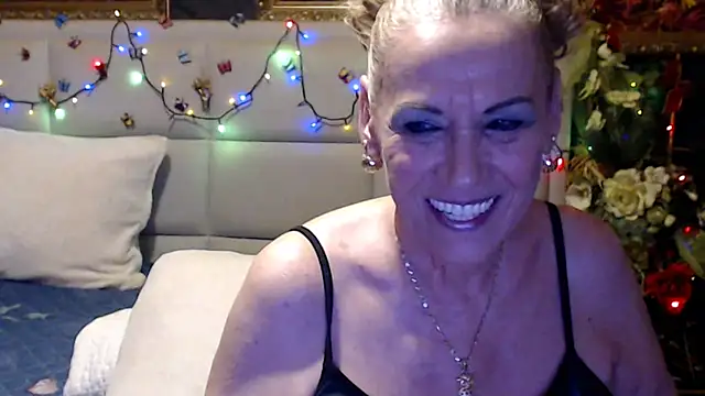 HappyWomanOn live cam on StripChat