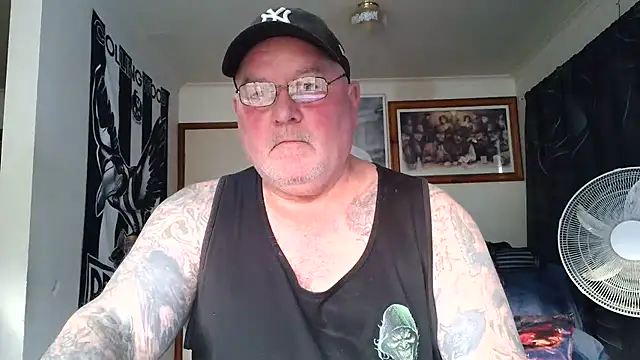kinkyblueyes69 (M mature) - CLOTHES OFF , NAKED