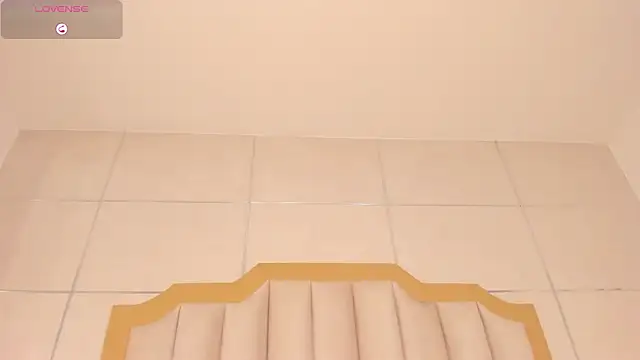tahliamoreau (F young) - Boobsjob close to camera + rub pussy🔥🥵