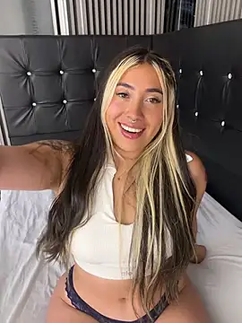 manuelaveeleez (F young) - fingering pussy