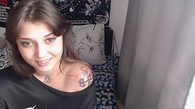 AlienforTwenty live cam on StripChat