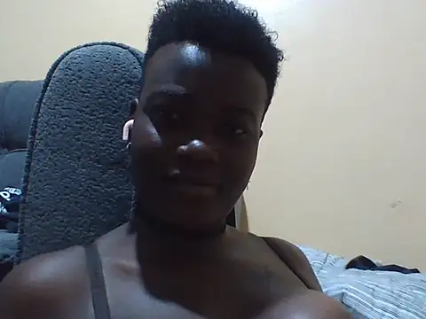 Pretty-Leaa live cam on StripChat