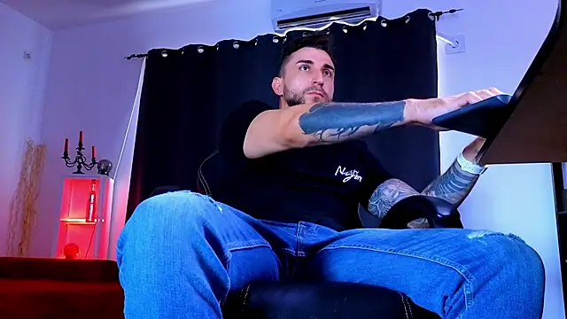 MightyAaron66 live sex cam