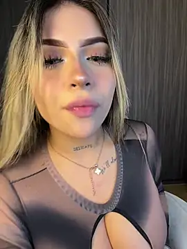 MiaWhitePink_ webcam