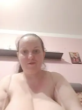 BustyLadyAlma webcam