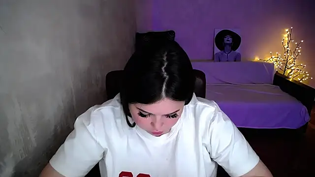 Emily_Mo live cam on StripChat