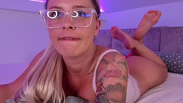blueyeskate (F young) - Let's warm up  this pussy 💋