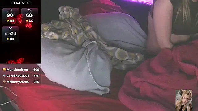 Blondiewithanass live cam on StripChat