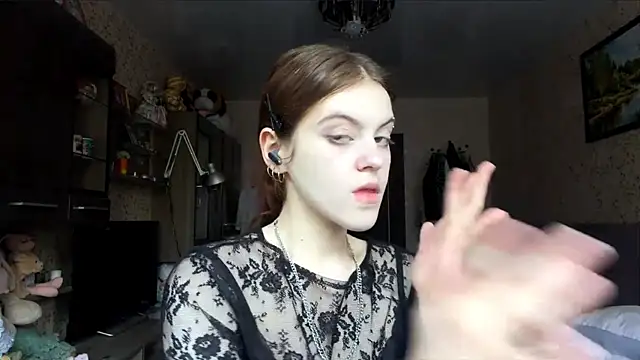 buzzingraid (F teen) - show ass in panties