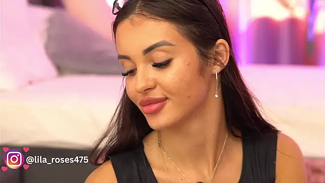 LilaRoses live cam on StripChat