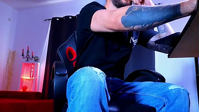 MightyAaron66 live sex cam