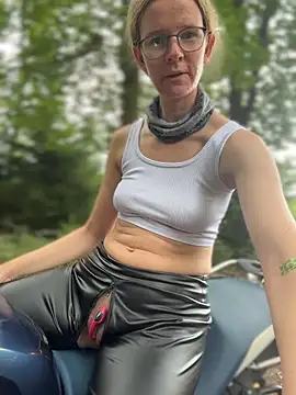 Bikergirl_97 Live Webcam on Stripchat