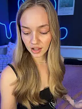 MilaMoone webcam