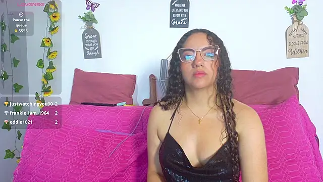 emiily_curly live cam on StripChat
