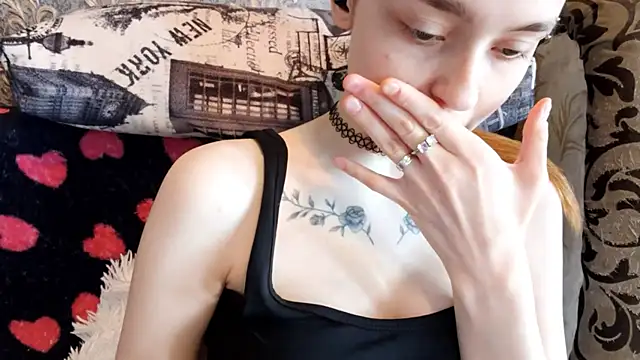 CaraDelevingnee webcam