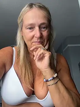 Blondnboujee53 webcam