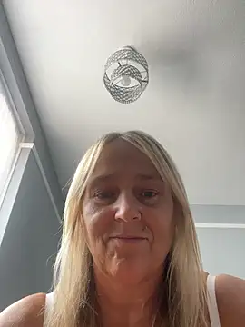 Blondnboujee53 webcam