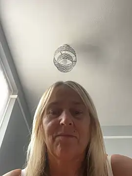 Blondnboujee53 live cam on StripChat
