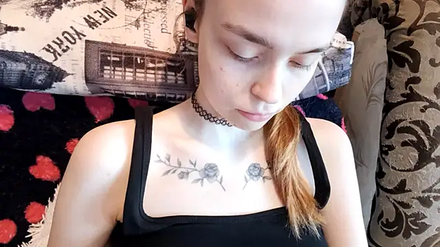 CaraDelevingnee webcam
