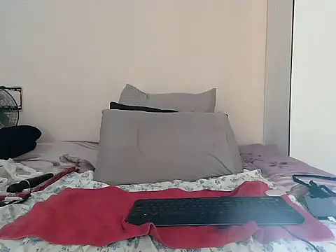 CreamBum1xx live cam on StripChat