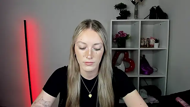 EvelynBlond webcam