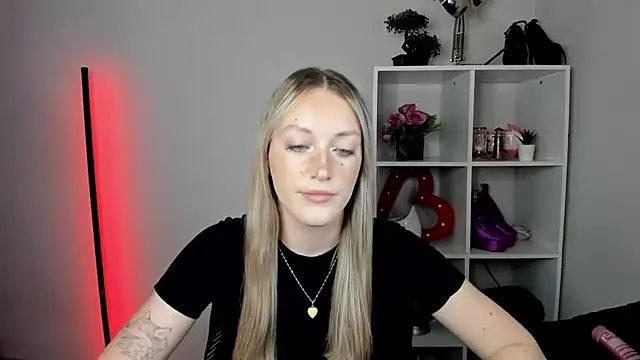 EvelynBlond live cam on StripChat