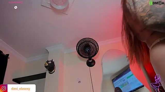 Danyhottits live cam on StripChat
