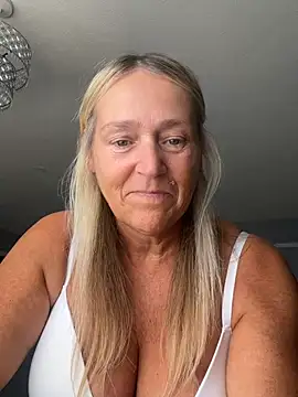 Blondnboujee53 webcam