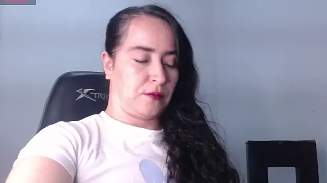 carla_slut_naugthy live cam on StripChat