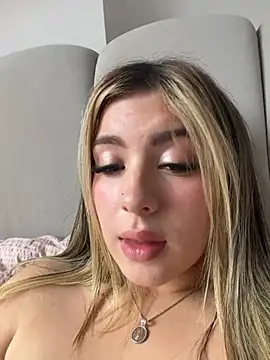 cloee_rainbow1 (F teen) - One look at that open pussy 👀😈🤤💦