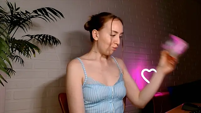 WhitePrincessLuna live cam on StripChat