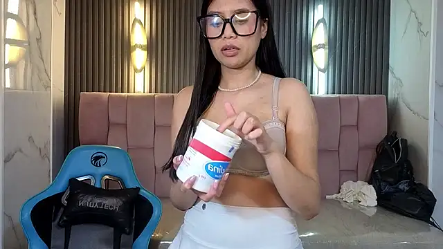 Eimy18_b live cam on StripChat