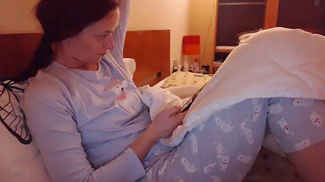 LovelyAndraGirl webcam