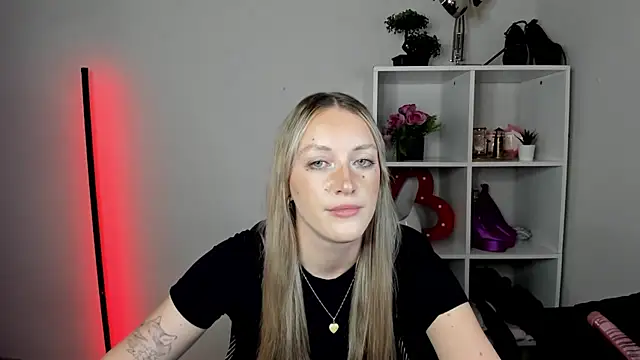 EvelynBlond live cam on StripChat