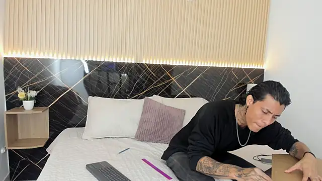 Damian_romanoff_ live cam on StripChat