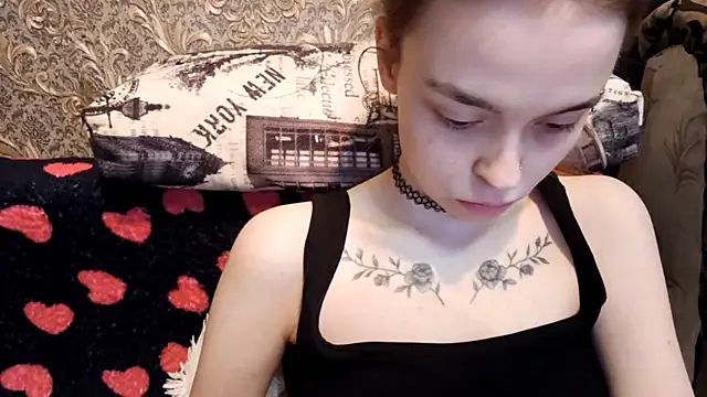 CaraDelevingnee webcam