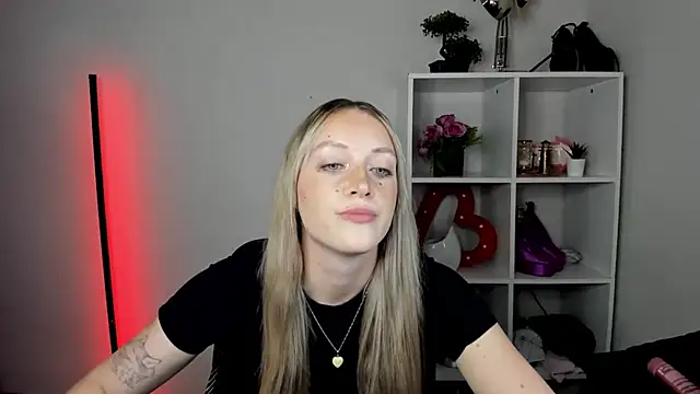 EvelynBlond webcam