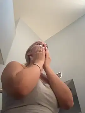 whitechocolate100M live cam on StripChat
