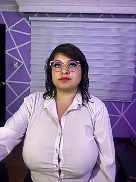 MiiaaJoness webcam