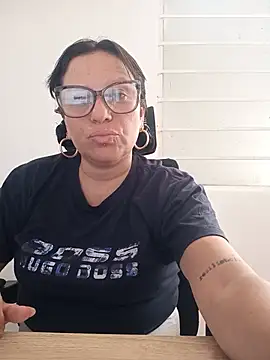 Luna_milf13 live cam on StripChat