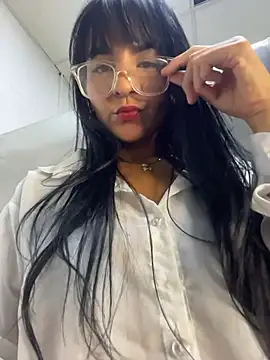 LuxeBrunetteXXX webcam