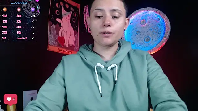 girl_intense444 webcam