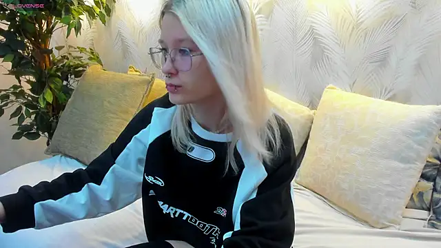 Nika-Smith live cam on StripChat