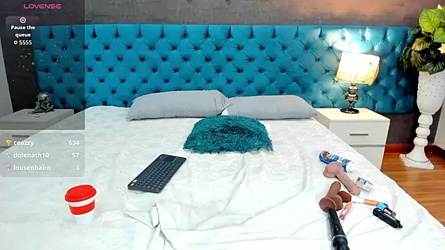 LunnaMoretti live cam on StripChat