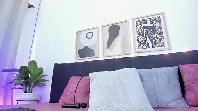 pauline_peach (F young) - Glass dildo in ass