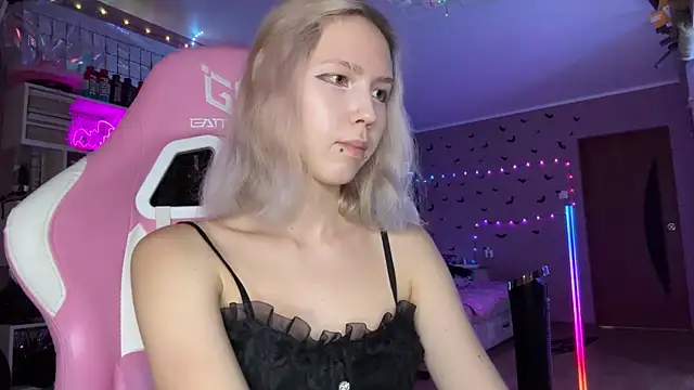 lonely_bunny live cam on StripChat