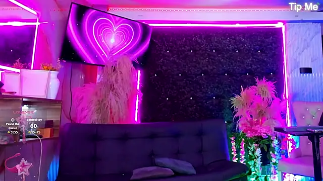 Queens_Wonders_Blonders webcam
