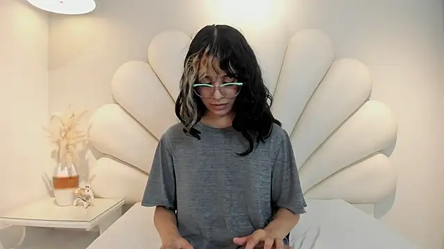 Vyolet_Fire live cam on StripChat