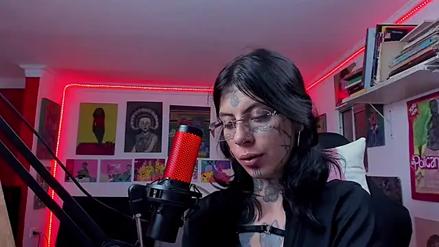 ura_laurapanda live cam on StripChat