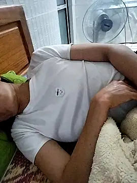 Jadi_M live cam on StripChat